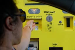 Une femme paye par carte � un p�age