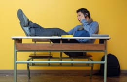 jeune en train de tlphoner depuis un bureau d'colier