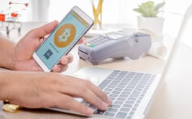 homme faisant un paiement en bitcoin sur internet