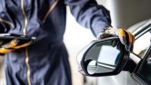 R�paration d'une voiture dans un garage