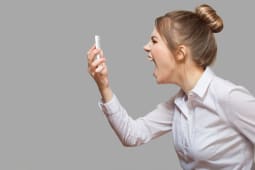Une femme crie face  son tlphone