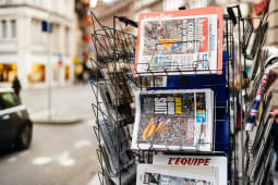 Un kiosque  journaux