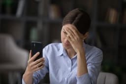 Femme recevant une rponse ngative  une demande de prt