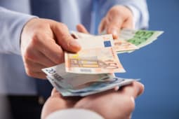 Deux hommes changent des billets en euros