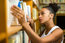 tudiante cherchant un livre