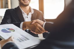 Poigne de main entre un banquier et son client