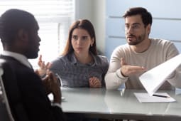 Un couple en colre se dispute avec son banquier