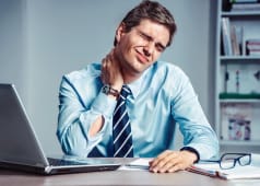 Employ de bureau souffrant d'une douleur  la nuque