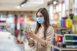 Une jeune femme en train de faire des courses en supermarch