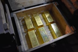 Lingots d'or dans un vieux coffre