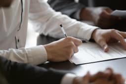 un homme signant un contrat