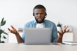 un homme agac devant son ordinateur