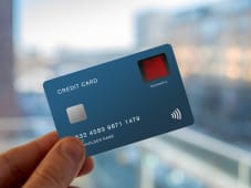 une carte bancaire avec lecteur d'empreinte digitale