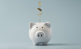 des pices qui tombent dans une tirelire