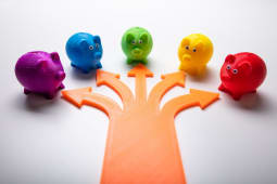 Flches menant vers 5 tirelires cochon