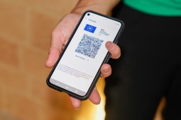 Pass sanitaire pr�sent� sur un smartphone