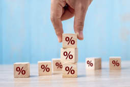 Cubes en bois avec pourcentages empils