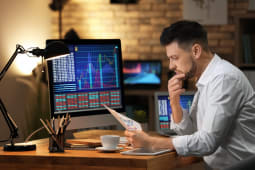 Un trader devant son ordinateur