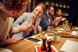 Une jeune femme au restaurant avec des amis