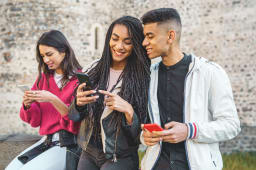 Jeunes utilisant leur smartphone en groupe