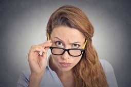 Une femme qui se pose une question