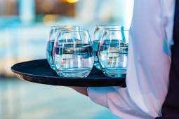 Un verre d'eau au restaurant