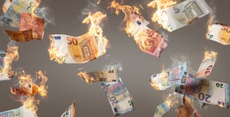 Pluie de billets en euros en feu