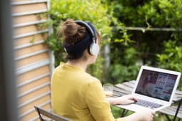 Une femme tltravaille dans son jardin