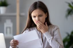Une femme choque en lisant un courrier