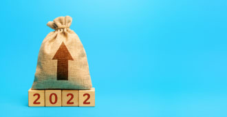 Sac d'argent imprim d'un flche vers le haut pos sur des cubes en bois indiquant 2022