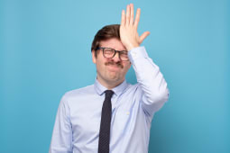 Un homme se frappe le front