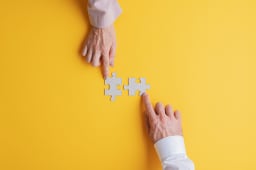 Deux personnes collaborent sur un puzzle