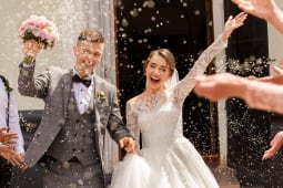Un jeune couple de maris