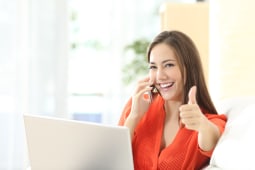 Une jeune entrepreneuse au tlphone