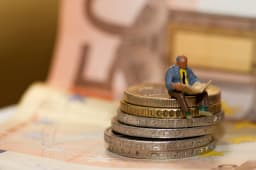 Un retrait patiente en lisant le journal