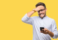 Un homme surpris regarde son tlphone reconditionn