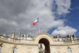 Drapeau franais sur le portail du Palais de l'lyse  Paris