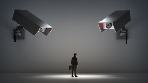 Un homme observ par des camras de surveillance 