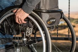 Une personne en fauteuil roulant