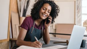 Une jeune indpendante au tlphone avec un client