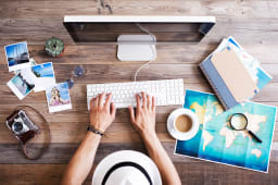 Un homme prpare son voyage sur internet