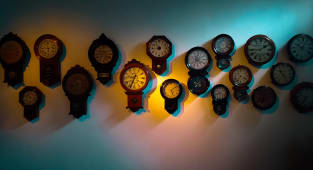 Un mur d'horloges