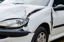 Une voiture accidente