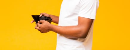 Un homme tient un portefeuille vide