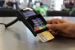 Un carte bancaire insre dans un TPE