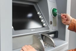 Un retrait d'argent dans un distributeur automatique