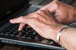 Un particulier devant son ordinateur