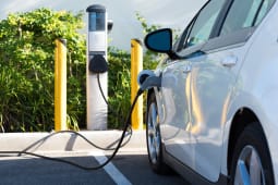Une voiture lectrique recharge sa batterie 