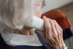 Une dame ge au tlphone