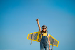 enfant envol avion